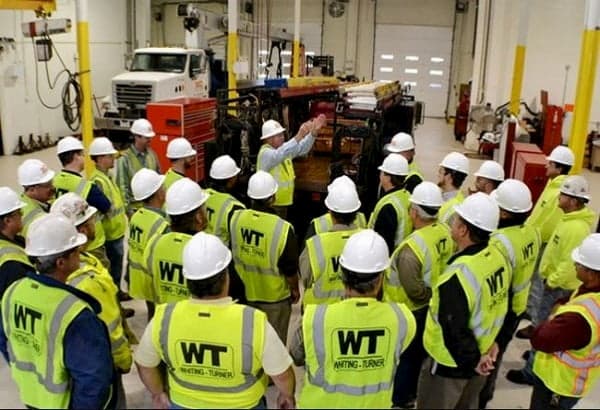 Người lao động tham gia huấn luyện an toàn lao động tại công xưởng của một công ty